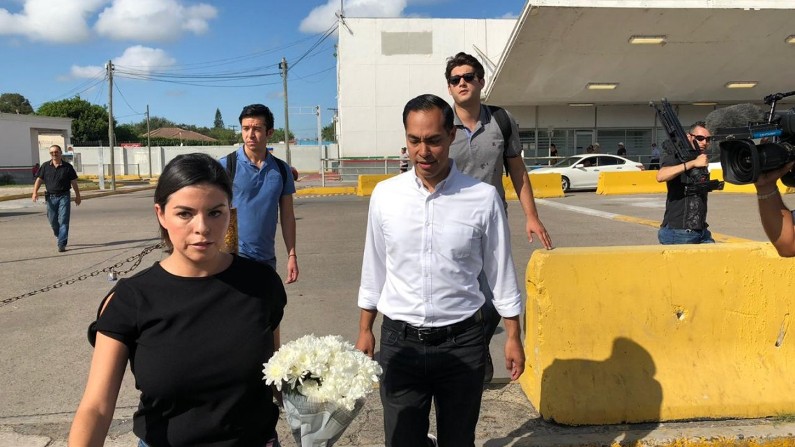 Visita Julián Castro campamento de migrantes en Matamoros