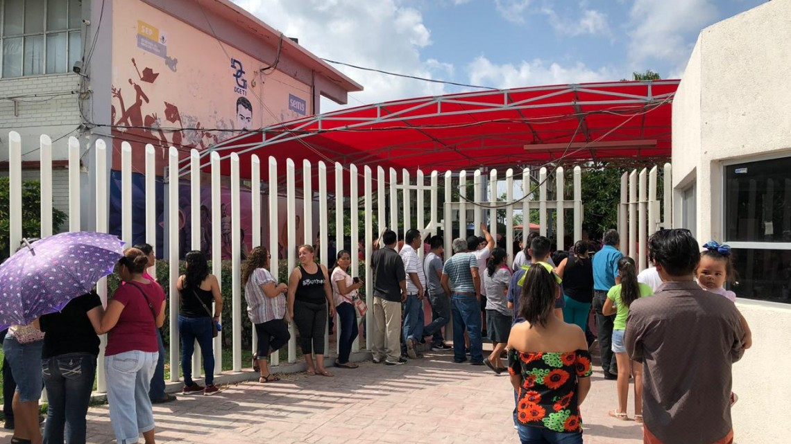 Acuden estudiantes al cobro de becas “Benito Juárez” 