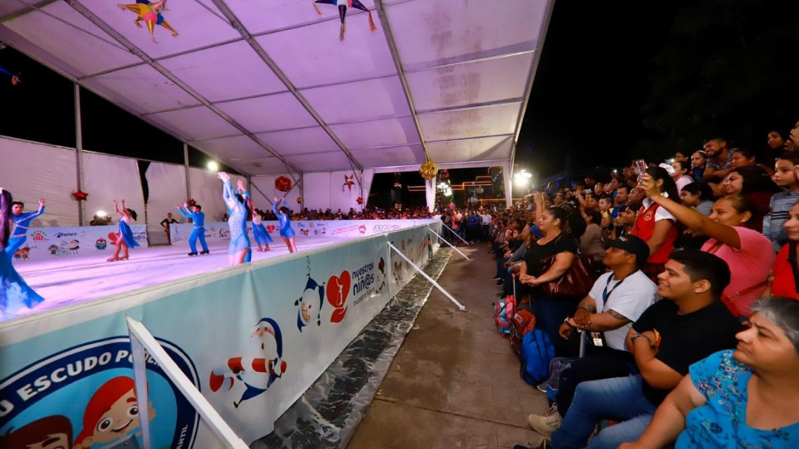 Disfrutan familias altamirenses de la pista de patinaje sobre hielo