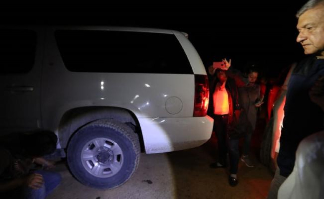 Ponchan llantas de la camioneta de AMLO en Chiapas