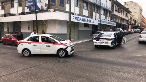 Policías omiten alto, chocan e intentan evadir responsabilidad