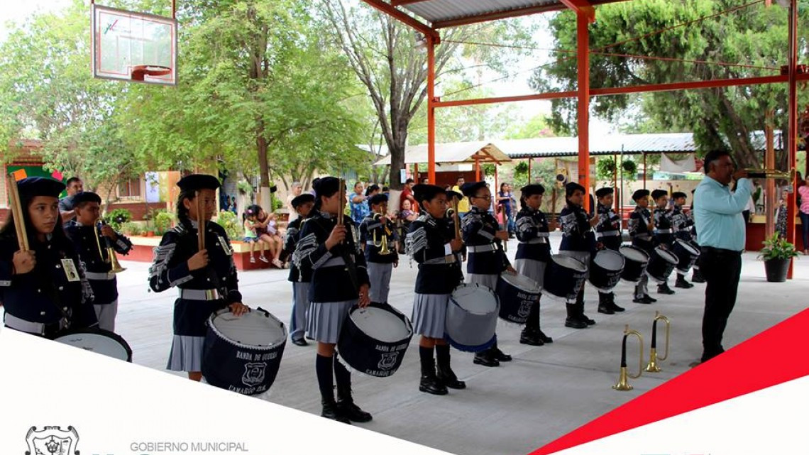 Acude alcaldesa a graduación de escuela primaria