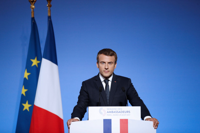 Califica Macron de 'dictadura' al régimen venezolano