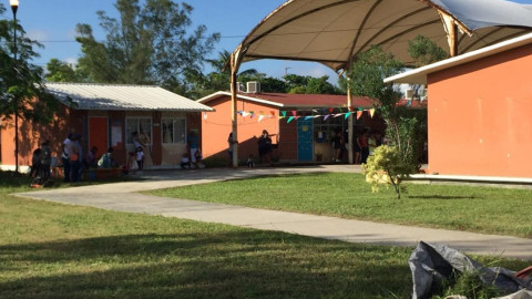 Padres de familia se manifiestan en escuela preescolar