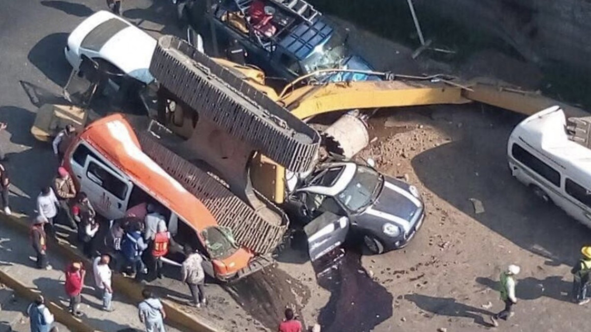 Retroexcavadora cae aplastando vehículos