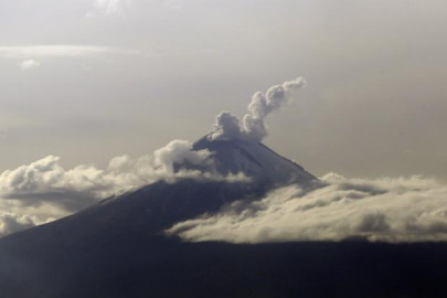 Volcán Popocatépetl con ligera presencia de nieve