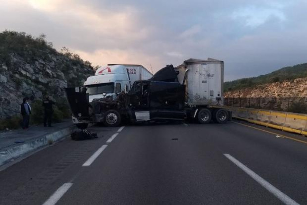 Choque de tráileres colapsa autopista Monterrey-Nuevo Laredo