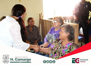 Entregan pensiones a adultos mayores